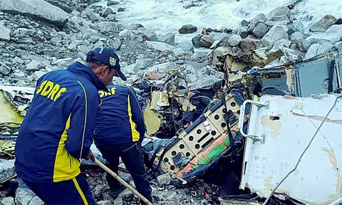 கேதர்நாத் அருகே விழுந்து நொறுங்கிய ஹெலிகாப்டர் - பழுதுபார்க்க தூக்கிச் சென்றபோது விபத்து