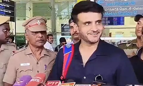 பார்முலா 4 கார் பந்தயத்தைக் காண சென்னை வந்தடைந்தார் கங்குலி