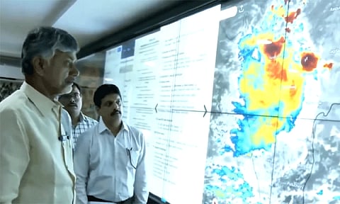 ஆந்திராவில் தொடர் கனமழை: வெள்ள பாதிப்புகள் குறித்து முதல்-மந்திரி சந்திரபாபு நாயுடு ஆய்வு