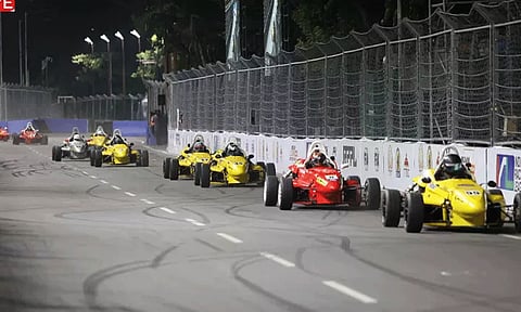 பார்முலா 4 கார் பந்தயம்: விபத்து காரணமாக முதல் போட்டி பாதியிலேயே நிறுத்தம்