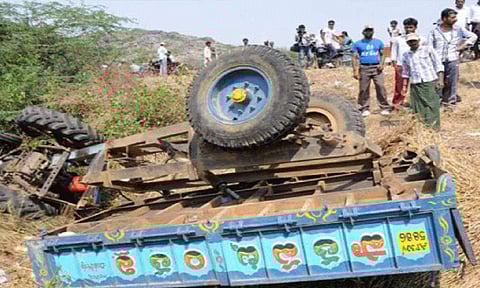 மத்தியபிரதேசத்தில் டிராக்டர் கவிழ்ந்து விபத்து.. 4 பேர் பலி - 20 பேர் படுகாயம்