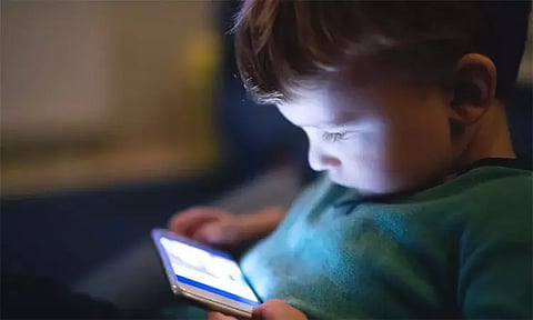 குழந்தைகள் செல்போன் பயன்படுத்த தடை - சுவீடன் அரசு உத்தரவு