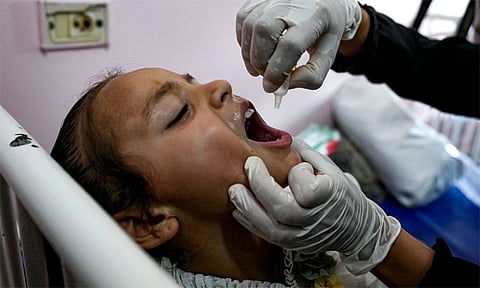 காசாவில் இஸ்ரேல் தொடர் தாக்குதல்: போலியோ சொட்டு மருந்து முகாம் பாதிப்பு