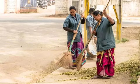 தூய்மை பணியாளர் வேலைக்கு விண்ணப்பித்த ஆயிரக்கணக்கான பட்டதாரிகள்