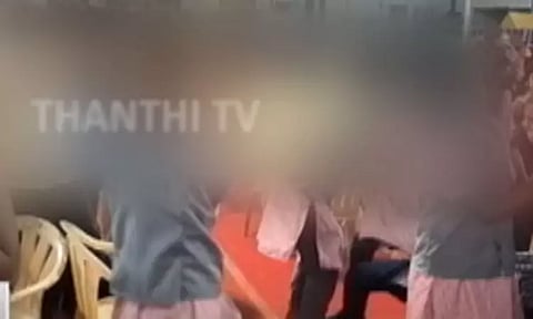 மதுரை புத்தக திருவிழாவில் பக்தி பாடலைக் கேட்டு திடீரென சாமி ஆடிய மாணவிகள்