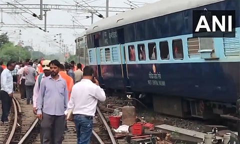 மத்திய பிரதேசத்தில் விரைவு ரெயில் தடம் புரண்டது