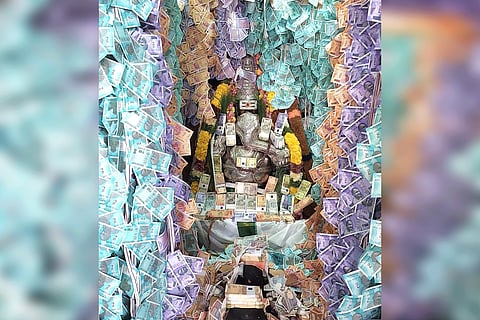 விநாயகர் சதுர்த்தி கொண்டாட்டம்... சிறப்பு அலங்காரங்களில் காட்சி தந்த விநாயகர்