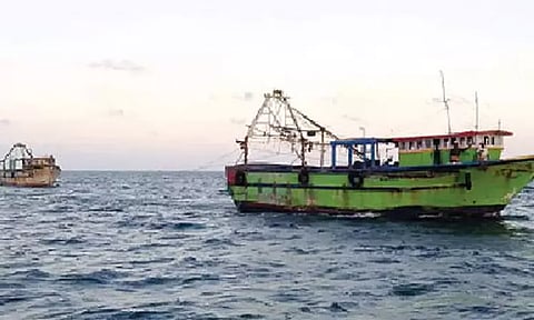 தமிழக மீனவர்கள் மீது இலங்கை கடற்படை தாக்குதல்