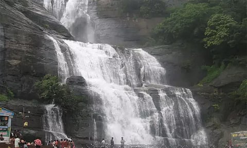 குற்றாலம் அருவிகளில் குளிக்க சுற்றுலா பயணிகளுக்கு அனுமதி
