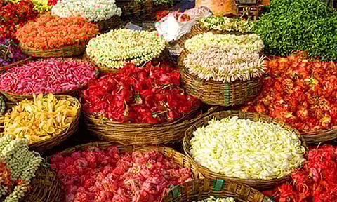 ஓணம் பண்டிகை எதிரொலி.. பூக்கள் விலை கிடுகிடு உயர்வு