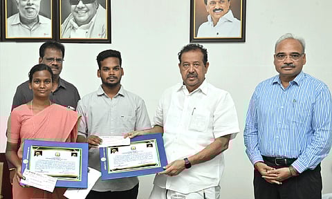 மாநில அளவிலான கவிதைப்போட்டி: வெற்றி பெற்றவர்களுக்கு பரிசுத்தொகை வழங்கினார் அமைச்சர் பொன்முடி