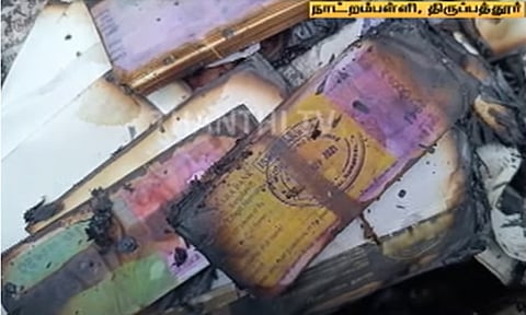 தேசிய நெடுஞ்சாலையில் தீப்பிடித்து எரிந்த காரில் கட்டுக்கட்டாக ரூ.2,000 நோட்டுகள் - போலீசார் விசாரணை