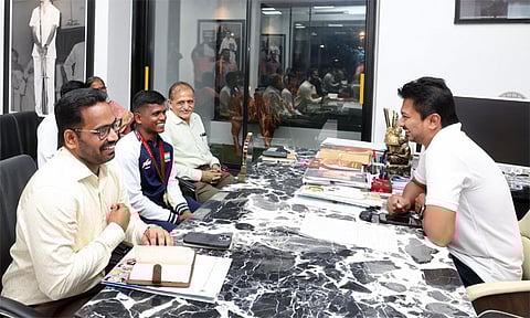 பாரா ஒலிம்பிக்கில் வெண்கலம் வென்ற தடகள வீரர் மாரியப்பனை நேரில் சந்தித்து அமைச்சர் உதயநிதி பாராட்டு