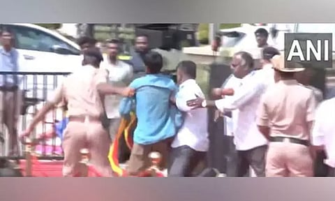 பாதுகாப்பை மீறி கர்நாடக முதல்-மந்திரியை நெருங்கிய நபரால் பரபரப்பு