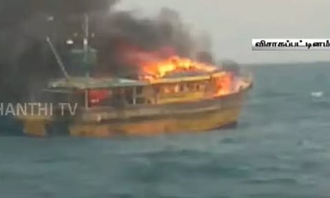 நடுக்கடலில் தீப்பற்றி எரிந்த மீன்பிடி படகு - விசாகப்பட்டினம் அருகே பரபரப்பு