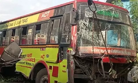 மதுரவாயலில் அரசு பஸ் மேம்பாலத்தில் இருந்து கவிழ்ந்து விபத்து: ஆட்டோ ஓட்டுநர் பலி