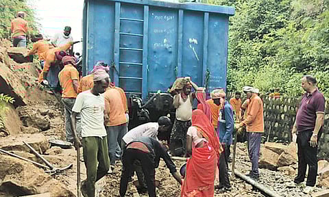 உத்தரபிரதேசத்தில் சரக்கு ரெயில் தடம்புரண்டு விபத்து