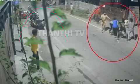 பாடகர் மனோ மகன்கள் விவகாரம்: தாக்கப்பட்டது யார்?- புதிய சிசிடிவி வெளியீடு