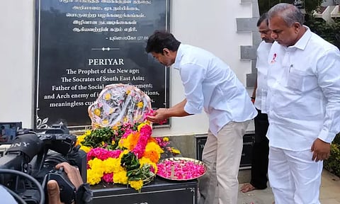 பெரியார் நினைவிடத்தில் த.வெ.க. தலைவர் விஜய் மரியாதை