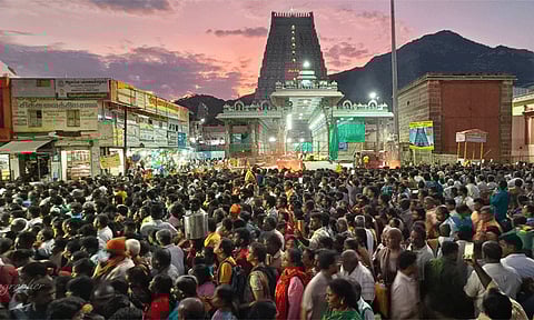 புரட்டாசி மாத பௌர்ணமி: திருவண்ணாமலையில் லட்சக்கணக்கான பக்தர்கள் கிரிவலம்
