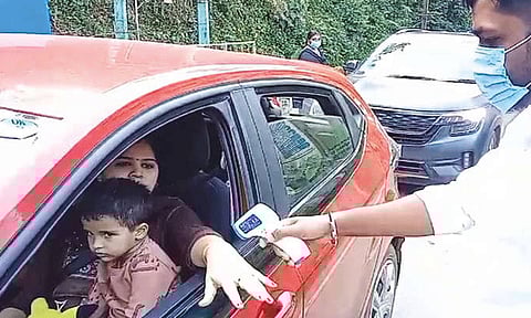 நிபா வைரஸ் பரவல் எதிரொலி: கூடலூர் எல்லையில் சுற்றுலா பயணிகளுக்கு பரிசோதனை