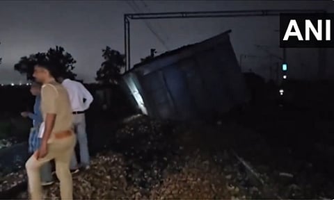 உ.பி.: சரக்கு ரெயிலின் 25 பெட்டிகள் தடம் புரண்டன