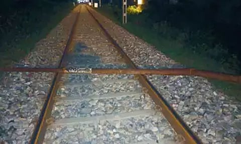 உத்தரகாண்ட்: தண்டவாளத்தில் 6 மீட்டர் நீளமுள்ள இரும்புக் கம்பி - ரெயிலை கவிழ்க்க சதி