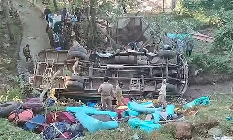 காஷ்மீரில் பள்ளத்தில் பஸ் விழுந்து விபத்து: 3 வீரர்கள் பலி