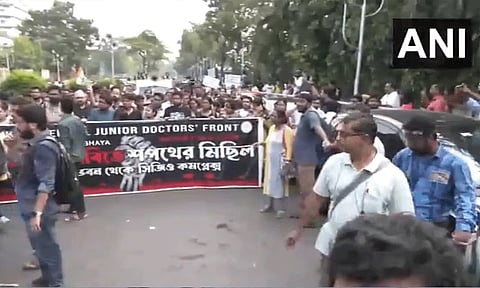 கொல்கத்தா: பெண் மருத்துவர் கொலைக்கு நீதி கேட்டு ஆயிரக்கணக்கானோர் பேரணி