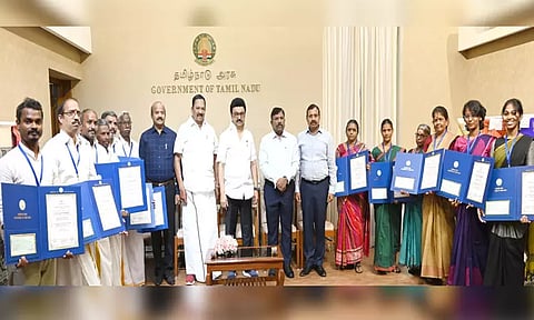 சிறந்த கைத்தறி நெசவாளர், வடிவமைப்பாளர்களுக்கு விருது - முதல்-அமைச்சர் மு.க.ஸ்டாலின் வழங்கினார்