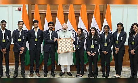 செஸ் ஒலிம்பியாட்: தங்கம் வென்ற வீரர், வீராங்கனைகளை நேரில் அழைத்து பாராட்டிய பிரதமர் மோடி