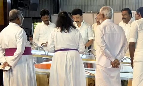 பேராயர் எஸ்றா சற்குணம் உடலுக்கு முதல்-அமைச்சர் மு.க.ஸ்டாலின் அஞ்சலி