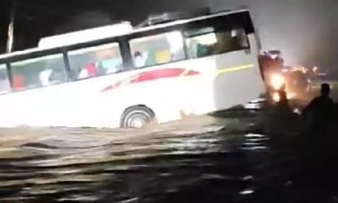 குஜராத்: வெள்ளத்தில் சிக்கிய தமிழக பக்தர்களின் பேருந்து.. அனைவரும் பத்திரமாக மீட்பு