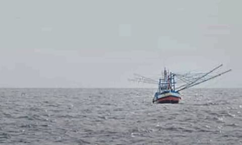 என்ஜின் பழுது: குமரி மீனவர்கள் 12 பேர் நடுக்கடலில் தவிப்பு