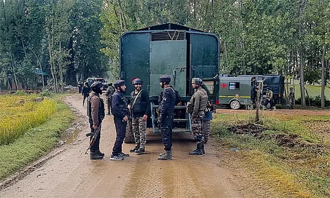 ஜம்மு-காஷ்மீரில் பயங்கரவாதிகளுடன் துப்பாக்கி சண்டை; பாதுகாப்பு படையினர் 4 பேர் காயம்
