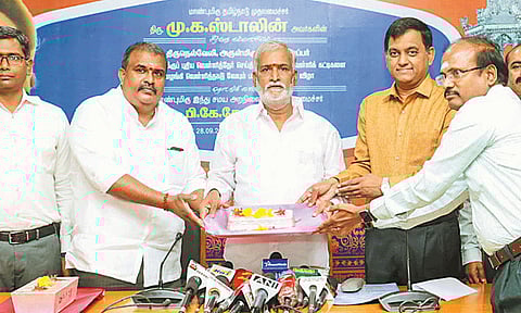 நெல்லையப்பர் கோவில் வெள்ளித்தேர் பணிக்காக வெள்ளிக்கட்டிகளை வழங்கினார் அமைச்சர் சேகர்பாபு