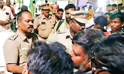 தமிழக வெற்றிக் கழக கொடியேற்று விழாவுக்கு தடை: போலீசாருடன் வாக்குவாதம்