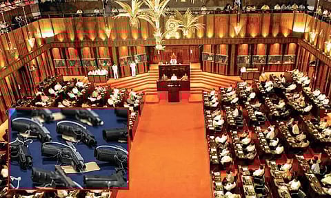 இலங்கை: கைத்துப்பாக்கிகளை திரும்ப ஒப்படைக்க முன்னாள் எம்.பி.க்கள் 100 பேருக்கு உத்தரவு