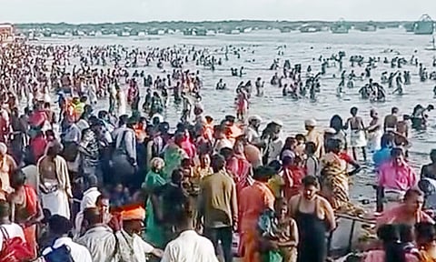 மகாளய அமாவாசை: முன்னோர்களுக்கு தர்ப்பணம் கொடுத்து பொதுமக்கள் வழிபாடு