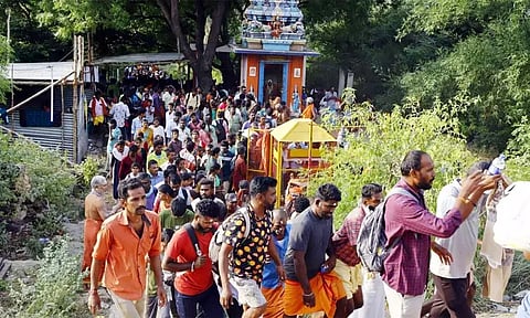 மகாளய அமாவாசை: சதுரகிரியில் ஆயிரக்கணக்கான பக்தர்கள் குவிந்தனர்