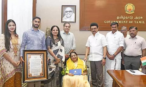 பாடகி சுசீலா, கவிஞர் மு.மேத்தாவுக்கு 'கலைத்துறை வித்தகர் விருது' - மு.க.ஸ்டாலின் வழங்கினார்