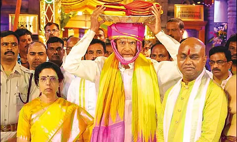 திருப்பதி பிரம்மோற்சவ விழா: பட்டு வஸ்திரங்களை சமர்ப்பித்தார் சந்திரபாபு நாயுடு