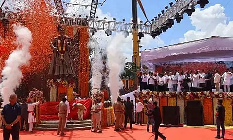 மராட்டியத்தில் சத்ரபதி சிவாஜி சிலையை திறந்து வைத்தார் ராகுல் காந்தி