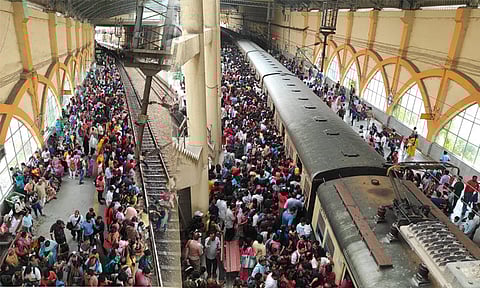 விமான சாகச நிகழ்ச்சி: போதிய ரெயில்களை இயக்கவில்லை என மக்கள் குற்றச்சாட்டு