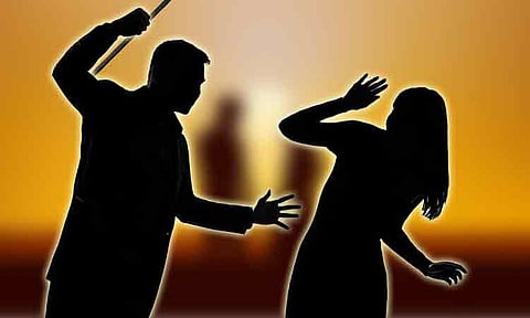 நடத்தையில் சந்தேகம்: மனைவியை கட்டையால் அடித்துக்கொன்ற தொழிலாளி