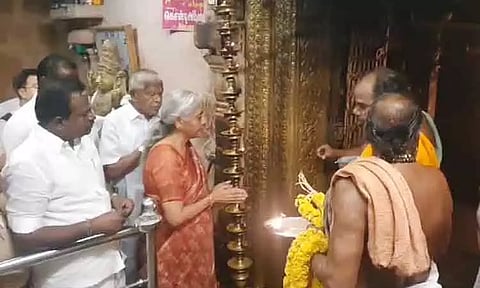 திருவாரூர் தியாகராஜர் கோவிலில் மத்திய மந்திரி நிர்மலா சீதாராமன் சாமி தரிசனம்