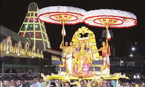 திருப்பதி பிரம்மோற்சவ விழா: இன்று கருடசேவை - லட்சக்கணக்கான பக்தர்கள் குவிந்தனர்