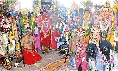 கோவை முத்தாரம்மன் கோவில் தசரா விழா: சாமி வேடமணிந்து பக்தர்கள் ஊர்வலம்