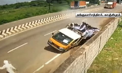 சாம்சங் ஊழியர்களுக்கு லிப்ட் கொடுத்து டிரைவர் செய்த அதிர்ச்சி செயல்: வெளியான சிசிடிவி காட்சி