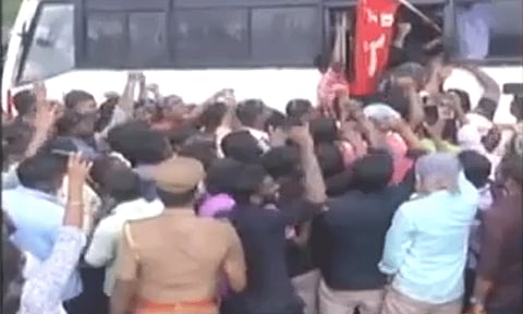 சாம்சங் தொழிலாளர்கள் இருவருக்கு 15 நாள் சிறை